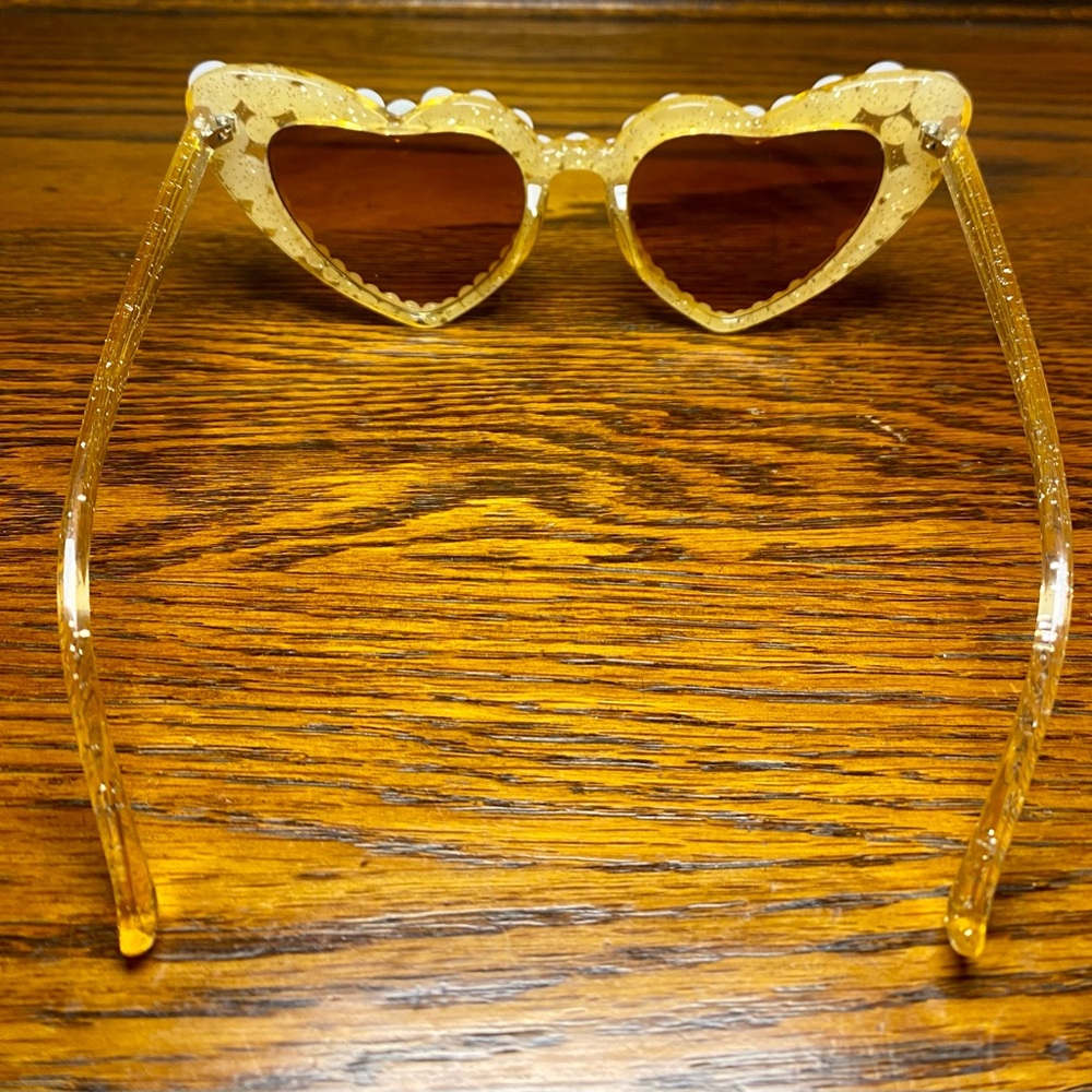 MEGHAN FABULOUS Ivory Pearl Heart Shaped Cat Eye Bride Sunglasses Funglasses - Picture 2 of 5